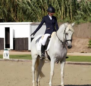 La joven chisparrera Ana Villanego gana el campeonato de doma clásica y se clasifica para el Campeonato de Andalucía