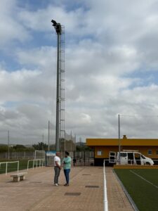 Jorge Juliá visita los trabajos de instalación de la nueva iluminación LED en el Complejo Deportivo ‘La Menacha’