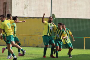 Doblete de Juanito Bazo para la primera victoria de la UD Los Barrios, que derrota en el derbi a la UD Tarifa (2-1)