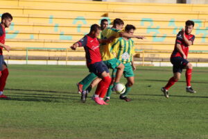 La UD Los Barrios gana su segundo duelo comarcal (3-0) y ahonda en la crisis de un CD Guadiaro que sólo lleva un punto