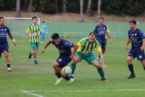 La UD Los Barrios cede su primer duelo en casa (1-2) ante un CD Rota con diez desde el 70′ y un polémico final con gol anulado