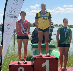 Lola Benítez le da una medalla de plata al Club Piragüismo Algeciras en el Andaluz de Promoción y 3.000 metros