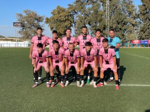 La UD Tarifa logra, con diez, su primer punto tras empatar (1-1) ante el Trebujena CF de ‘Biri’ y el veteranísimo Dani Güiza