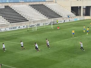 La RB Linense solventa el duelo ante el Conil CF en el primer tiempo (3-1) y sabe sufrir con diez jugadores