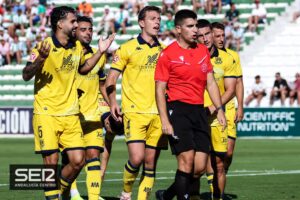 El colegiado Caro Mogío, de Jerez de los Caballeros, pita el encuentro entre el Algeciras CF y el CF Rayo Majadahonda