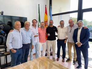 El Ayuntamiento de La Línea y Averbal reconocen la trayectoria de los ex balonos David Hernández y Antonio Pacheco