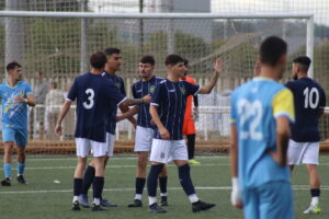 Cinco victorias visitantes, un empate (0-0) y el triunfo en casa del CD San Bernardo de ‘Tobali’ que les deja líderes en solitario