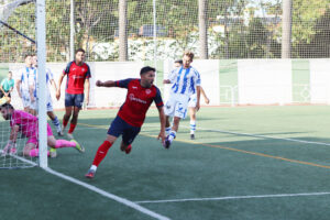 El CD Guadiaro firma un primer tiempo perfecto en el ‘Vicente Blanca’ de Los Olivillos y desarbola al Jerez Industrial (4-1)