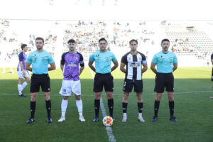 El cordobés Medina Blanco, de buen recuerdo para la Balona ante un equipo de Huelva, pita ante el Atlético Onubense