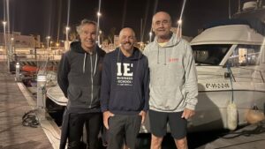 Los españoles Carlos Cueto, Igor Lameiras y Sergio Jorge consiguen el reto de unir a nado Tarifa y Punta Cires