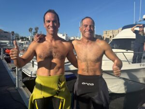 Los italianos Andrea Castoldi y Giuseppe Antonino María Busacca logran cruzar a nado el Estrecho de Gibraltar